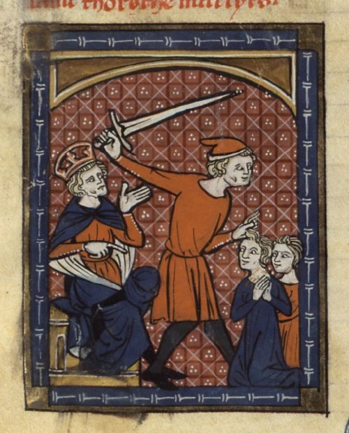A iluminura do manuscrito medieval "Martyr_de_saint_Gorgon.jpg" retrata uma cena clássica de martírio, possivelmente a de São Gorgônio e São Doroteu, conforme indicado pelo fragmento de texto parcialmente visível no topo da página. À esquerda da composição, um imperador coroado, vestindo túnica avermelhada e manto azul, senta-se em um trono e gesticula para ordenar a execução. O centro da imagem é dominado pela figura de um carrasco em túnica laranja, meias escuras e gorro vermelho, que ergue uma grande espada com a mão direita enquanto segura os cabelos de um dos condenados com a esquerda. À direita, os dois mártires aguardam o golpe ajoelhados em serena oração, trajando túnicas em tons de azul e laranja. A cena, delineada por uma espessa moldura azul com detalhes em branco, é ambientada contra um fundo de estilo gótico sem profundidade naturalista, preenchido por um padrão geométrico de losangos vermelhos ornamentados com pontos brancos.
